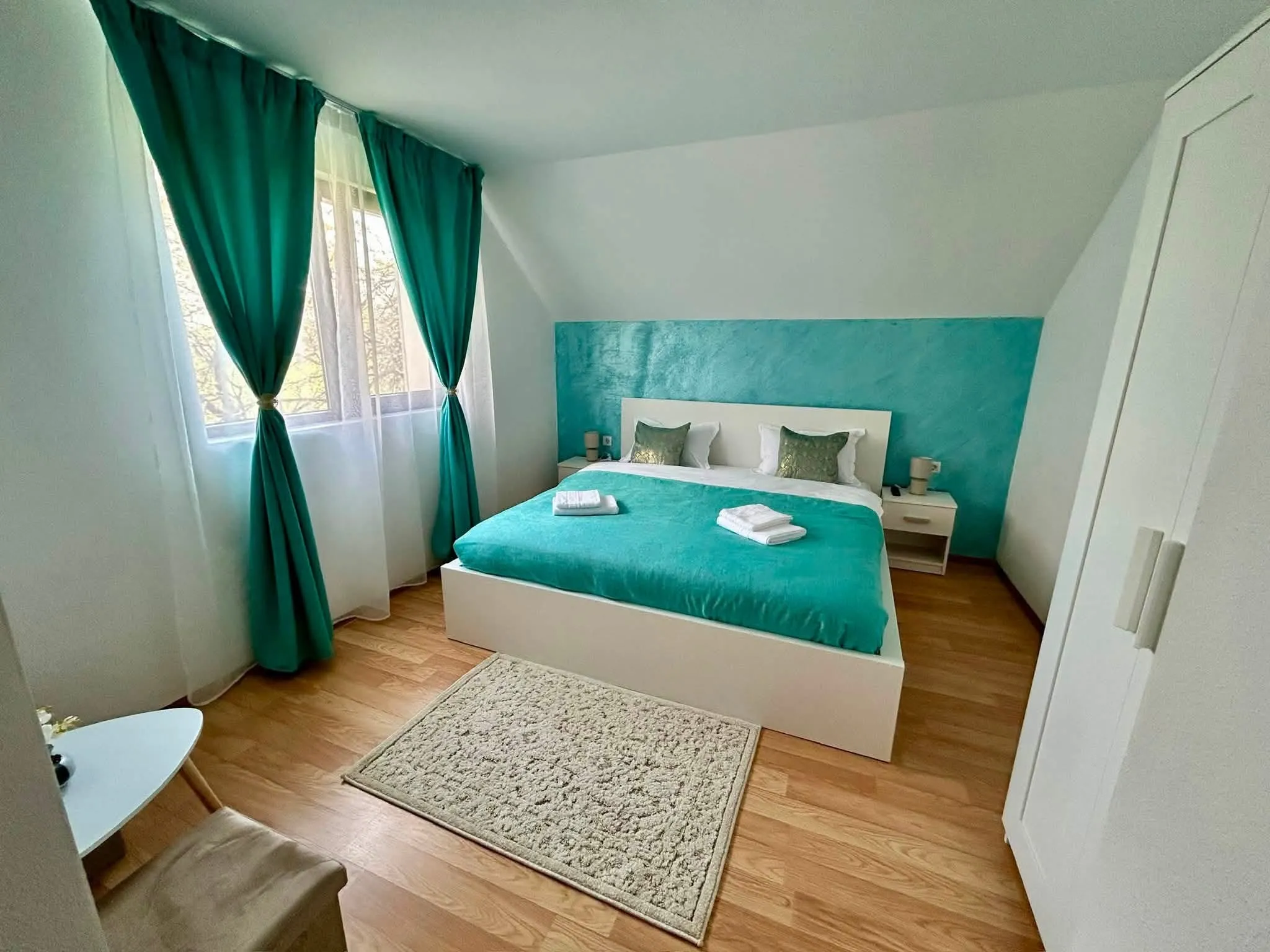 Camera Safir Royal, nuanță albastru profund, Poză 1/3