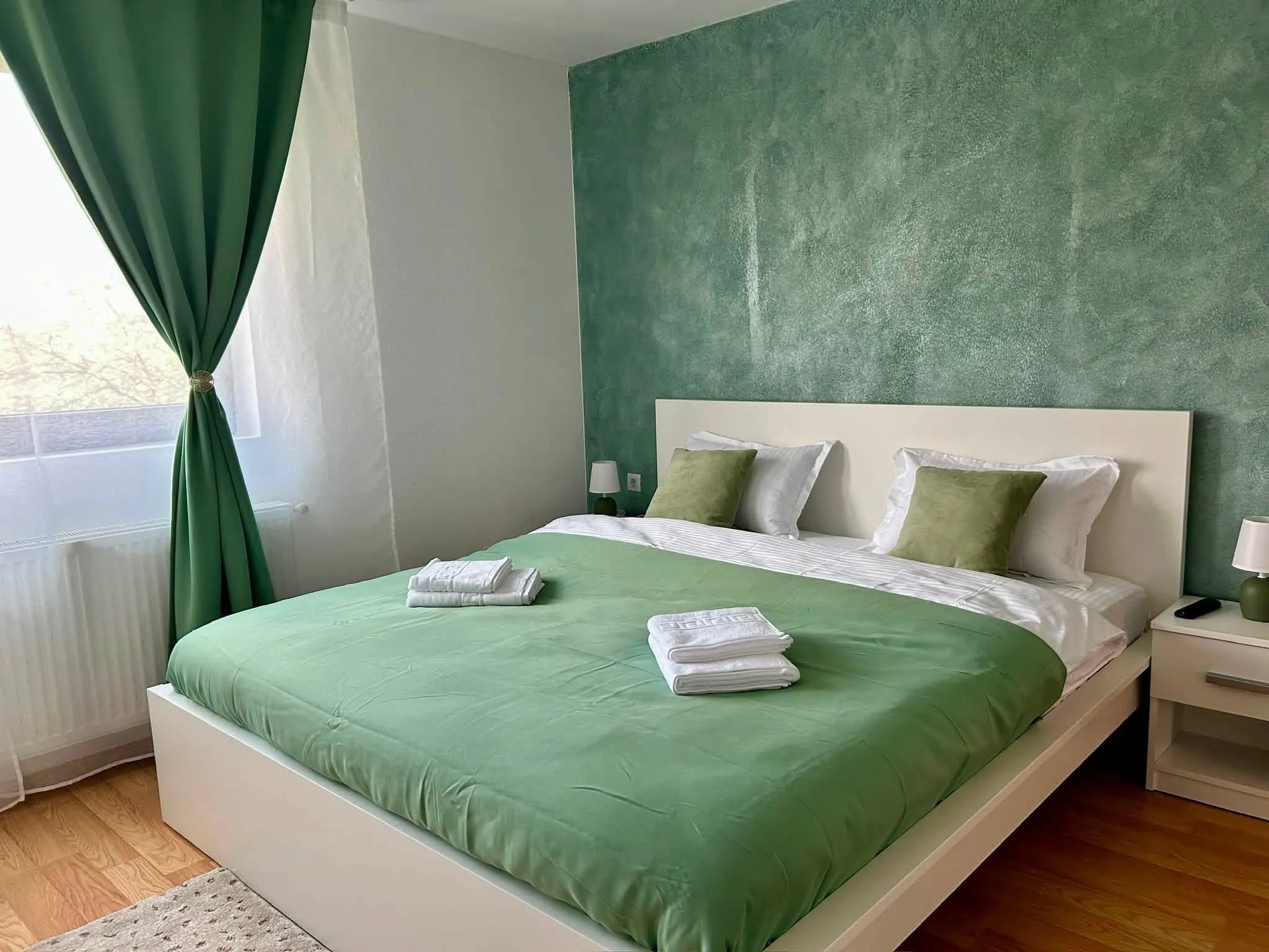 Camera Safir Smaraldin, nuanță verde-teal, Poză 1/3
